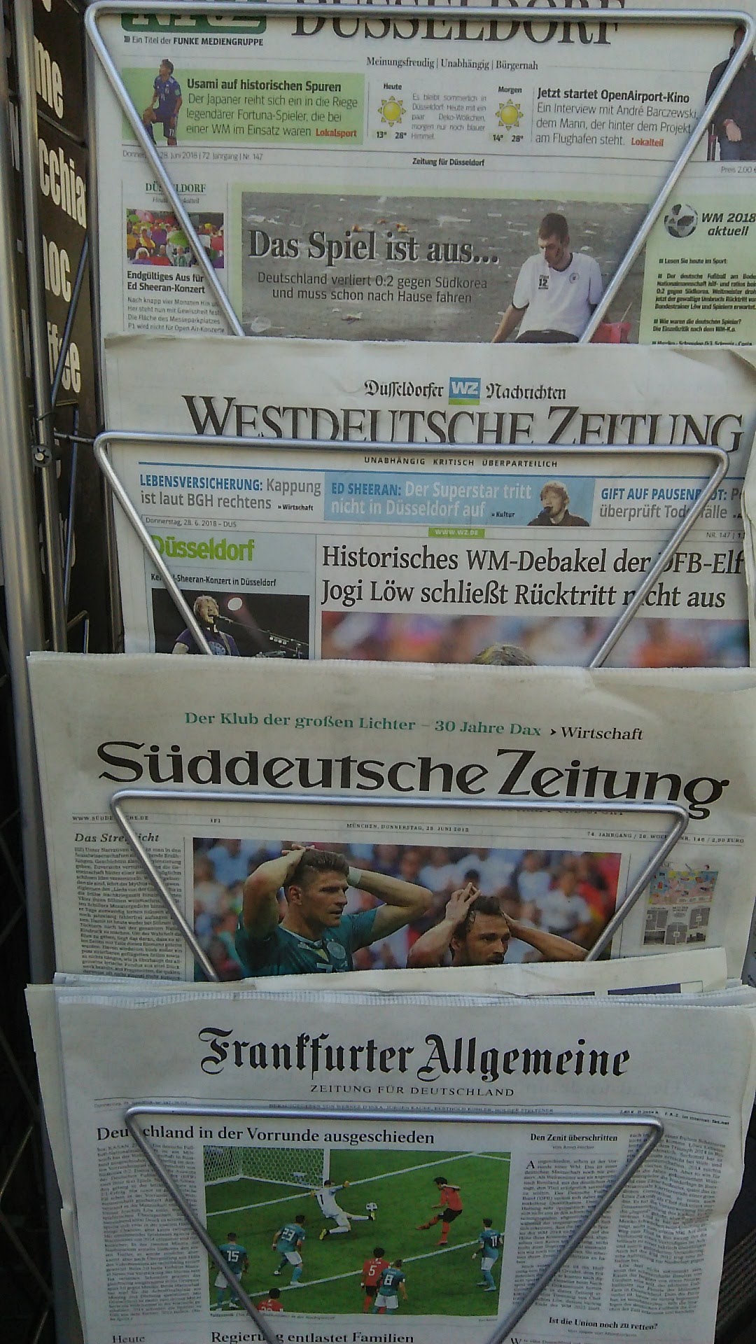 ドイツ敗退を伝える新聞